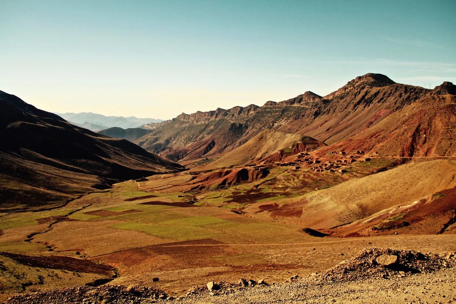 Désert d'Agafay près de Marrakech avec vue sur l'Atlas