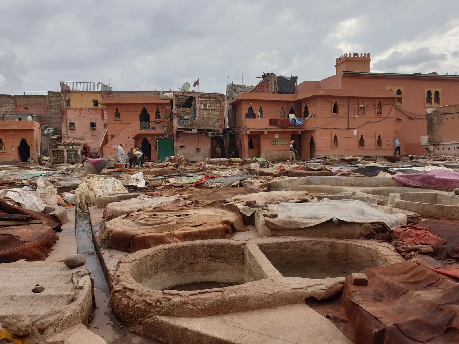 Bassins de trempage et peaux étendues sur les terrasses des tanneries de Marrakech