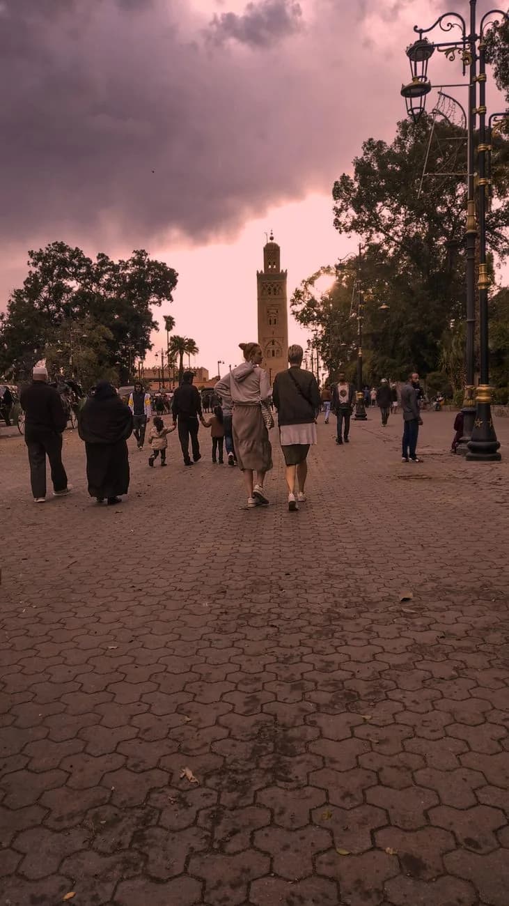 Le minaret de la Koutoubia à Marrakech au crépuscule, à l'heure de la rupture du jeûne pendant le Ramadan au Maroc