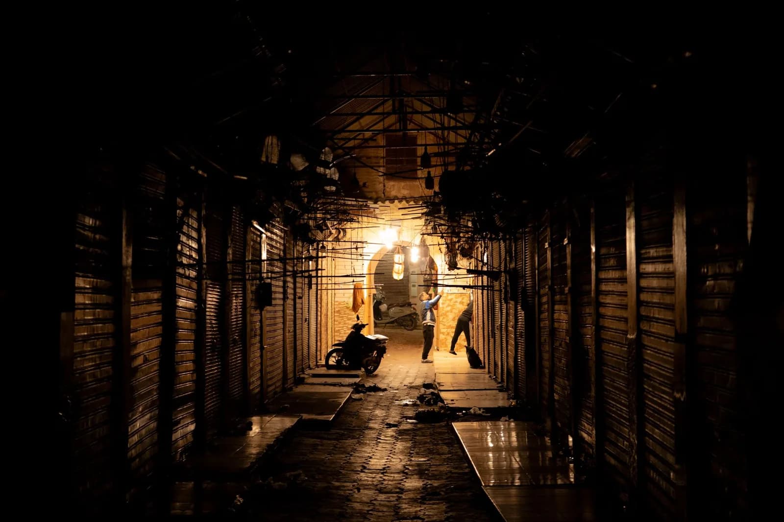 Ruelle de souk déserte et boutiques fermées à Marrakech à l'heure de la rupture du jeûne pendant le Ramadan
