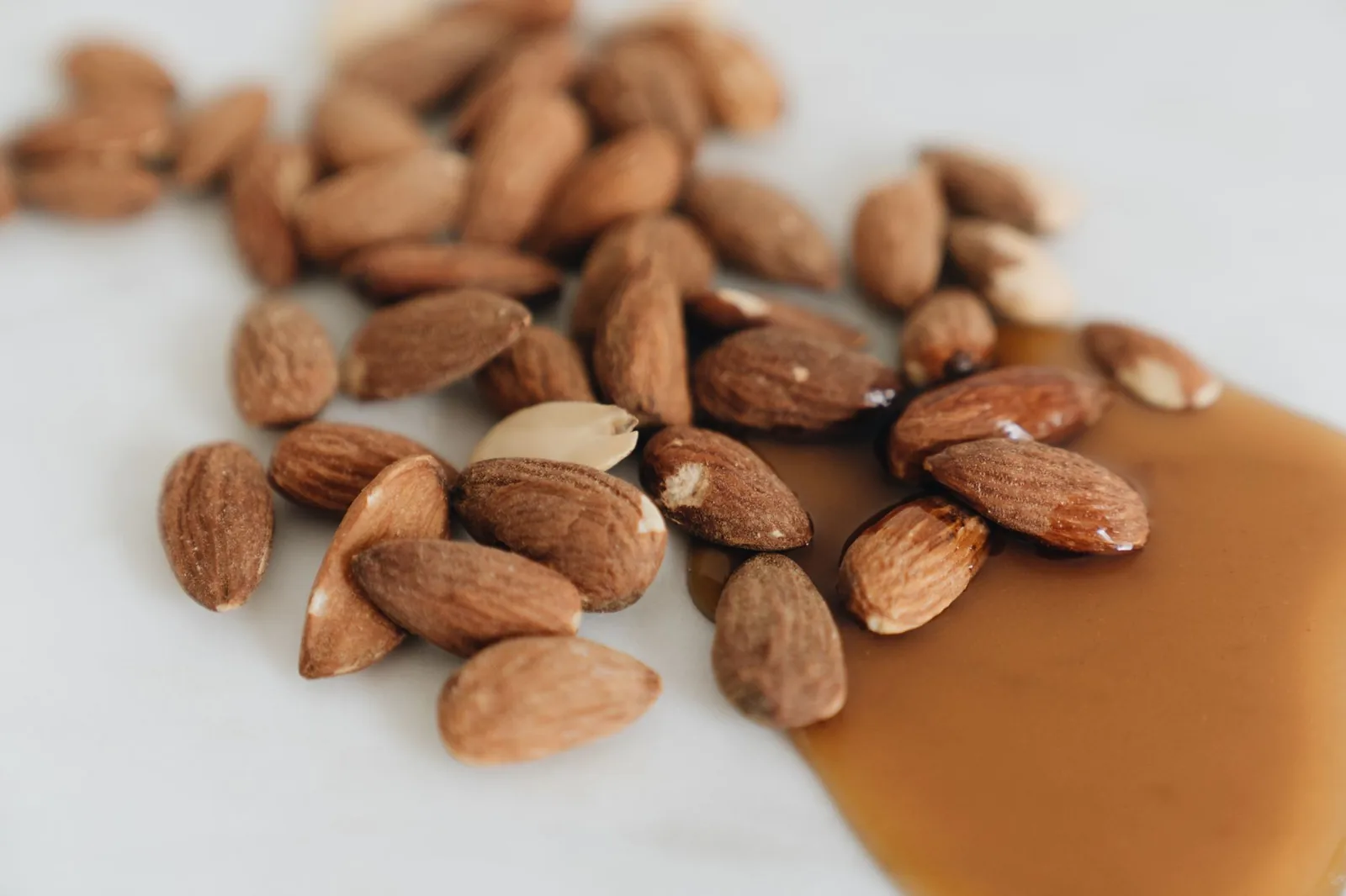 Amandes entières et coulée de pâte d'amande ambrée, la base de la recette de l'amlou marocain à l'huile d'argan