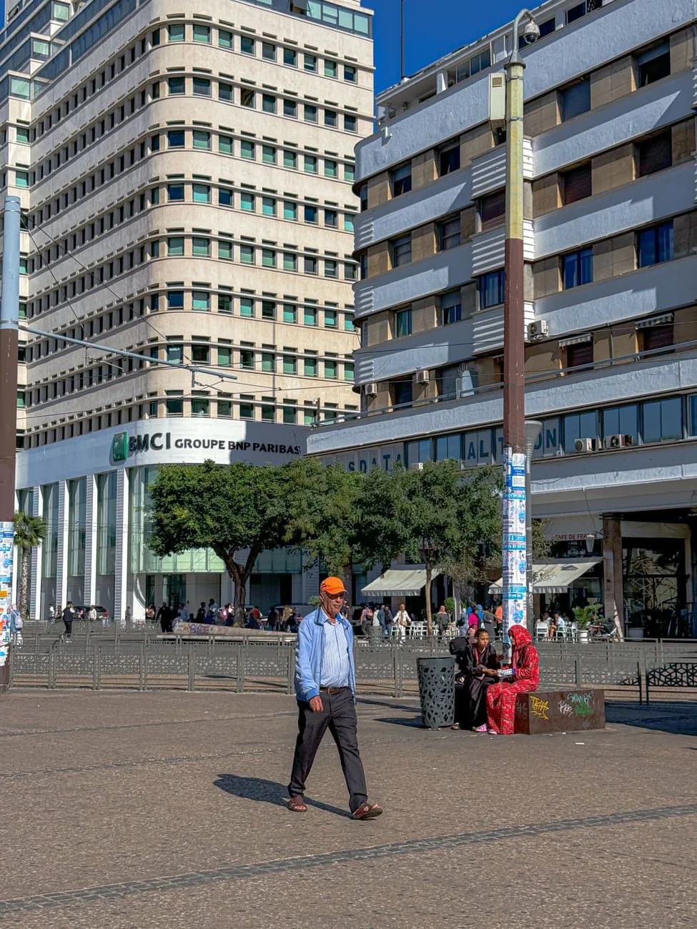 Quartier d'affaires du centre de Casablanca, immeubles de bureaux et agence bancaire
