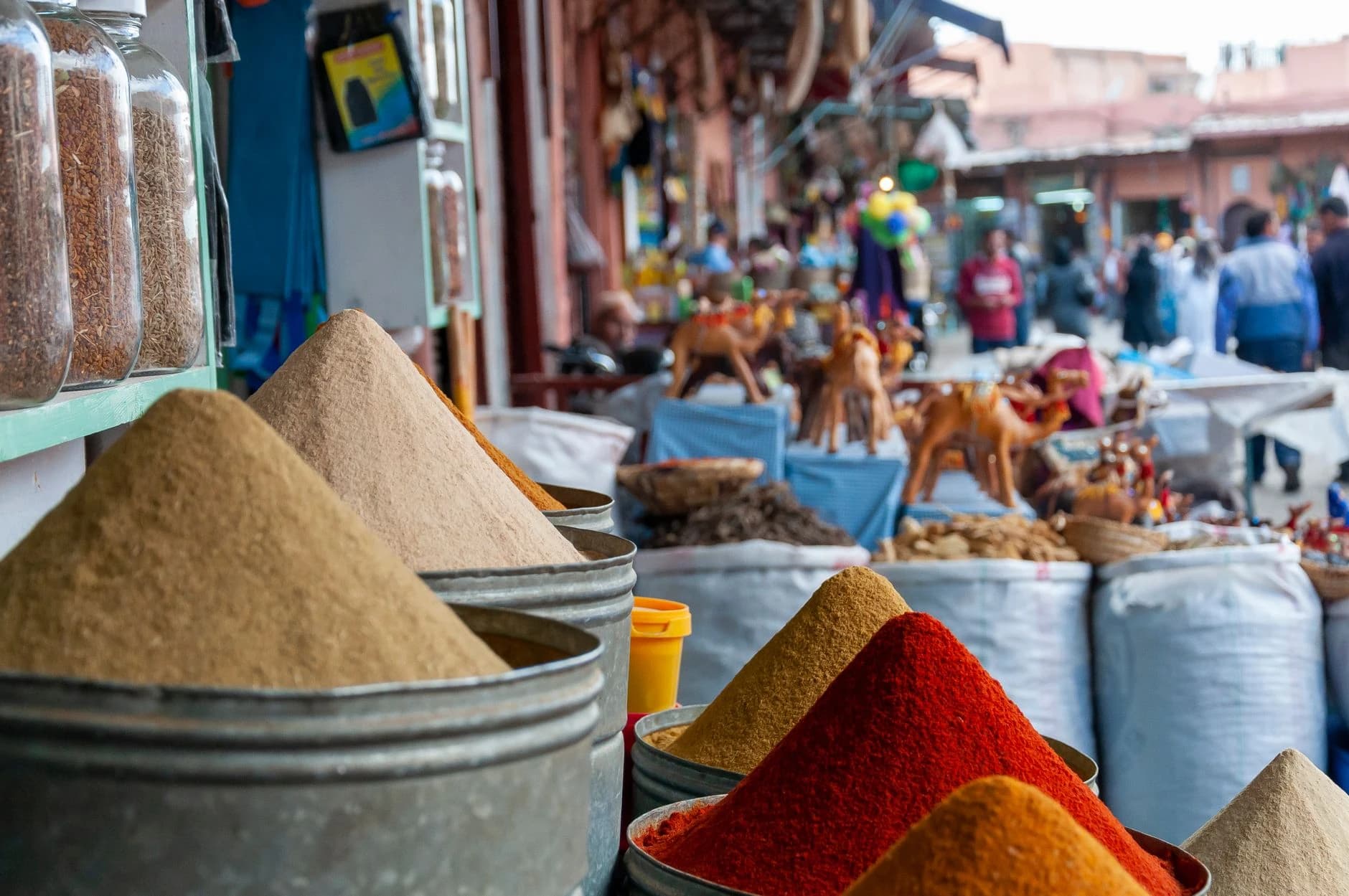 Étal d'épices dans un souk de Marrakech, pyramides colorées de cumin, paprika et ras el-hanout
