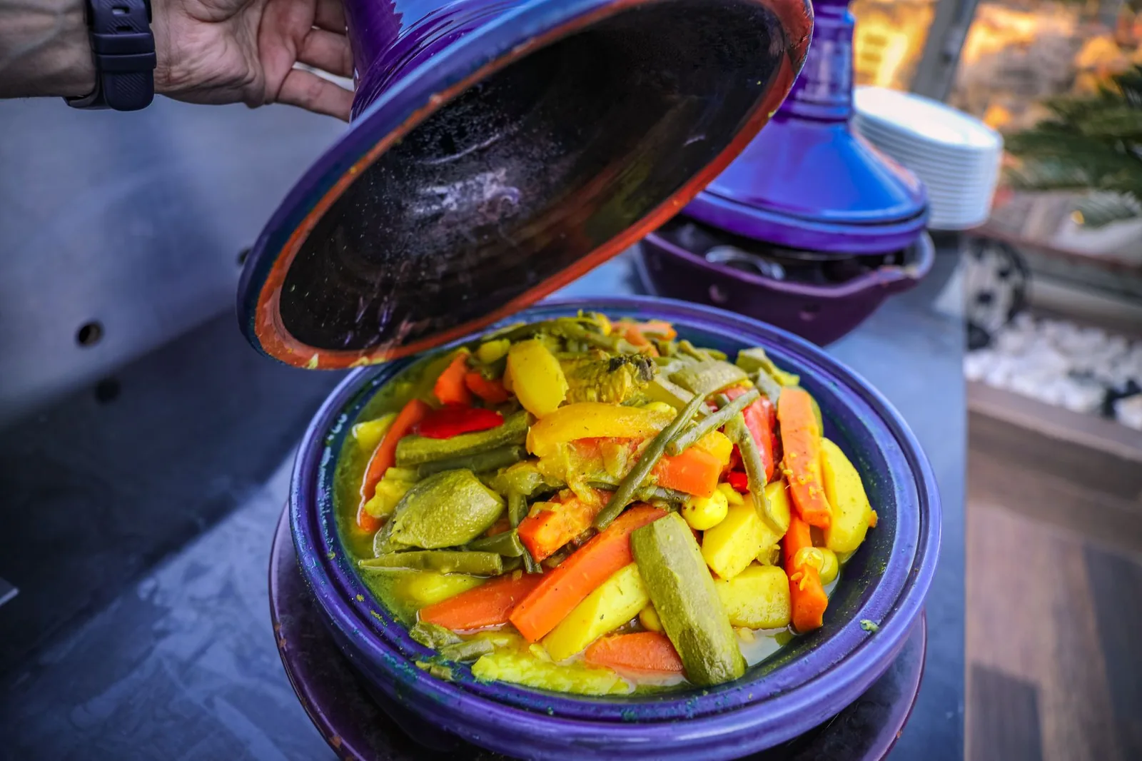 Tajine marocain de légumes aux carottes, courgettes et pommes de terre, couvercle soulevé en fin de cuisson