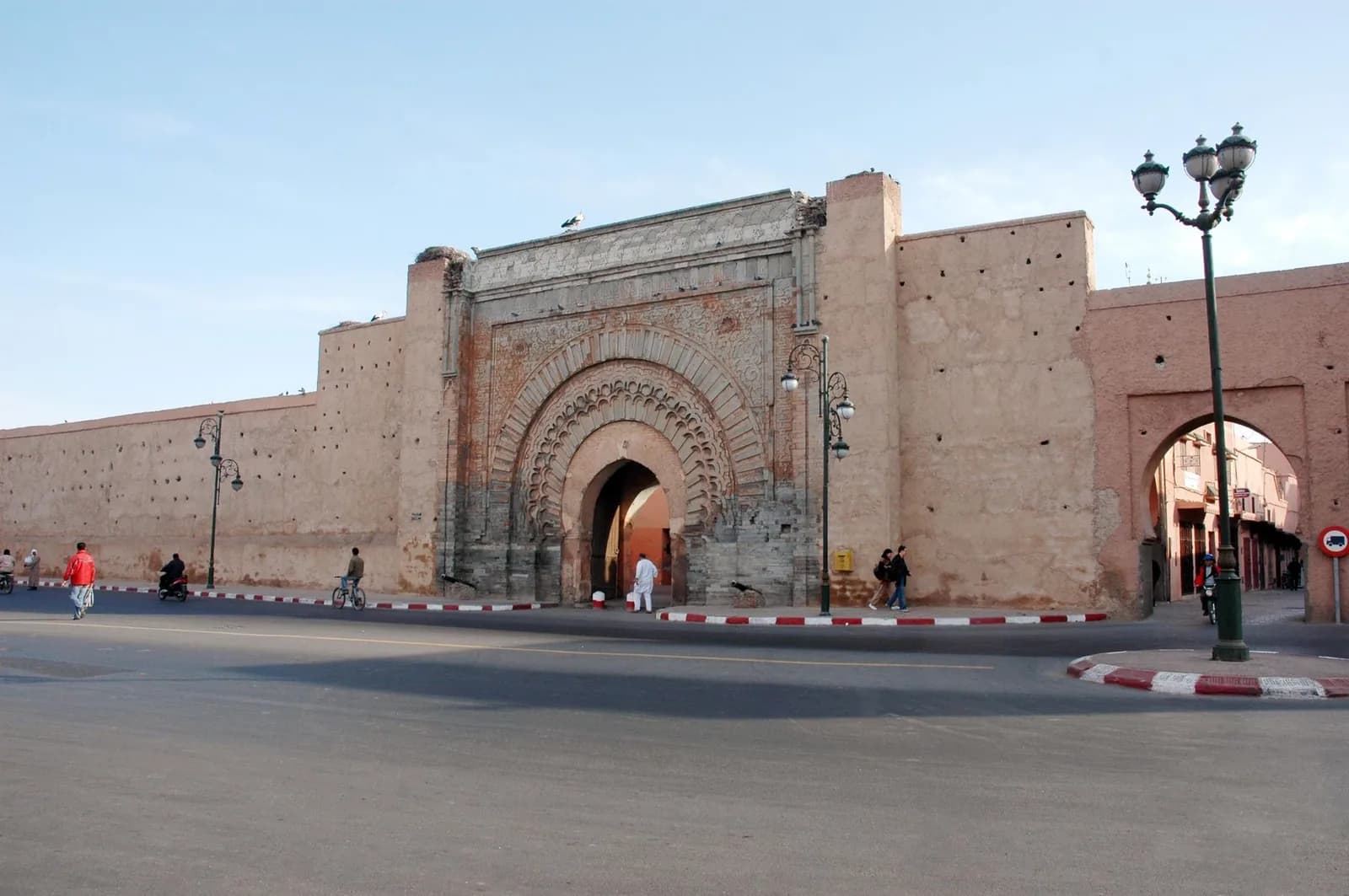 La porte Bab Agnaou et son arc de pierre sculpté dans les remparts de la Kasbah de Marrakech, nids de cigognes au sommet