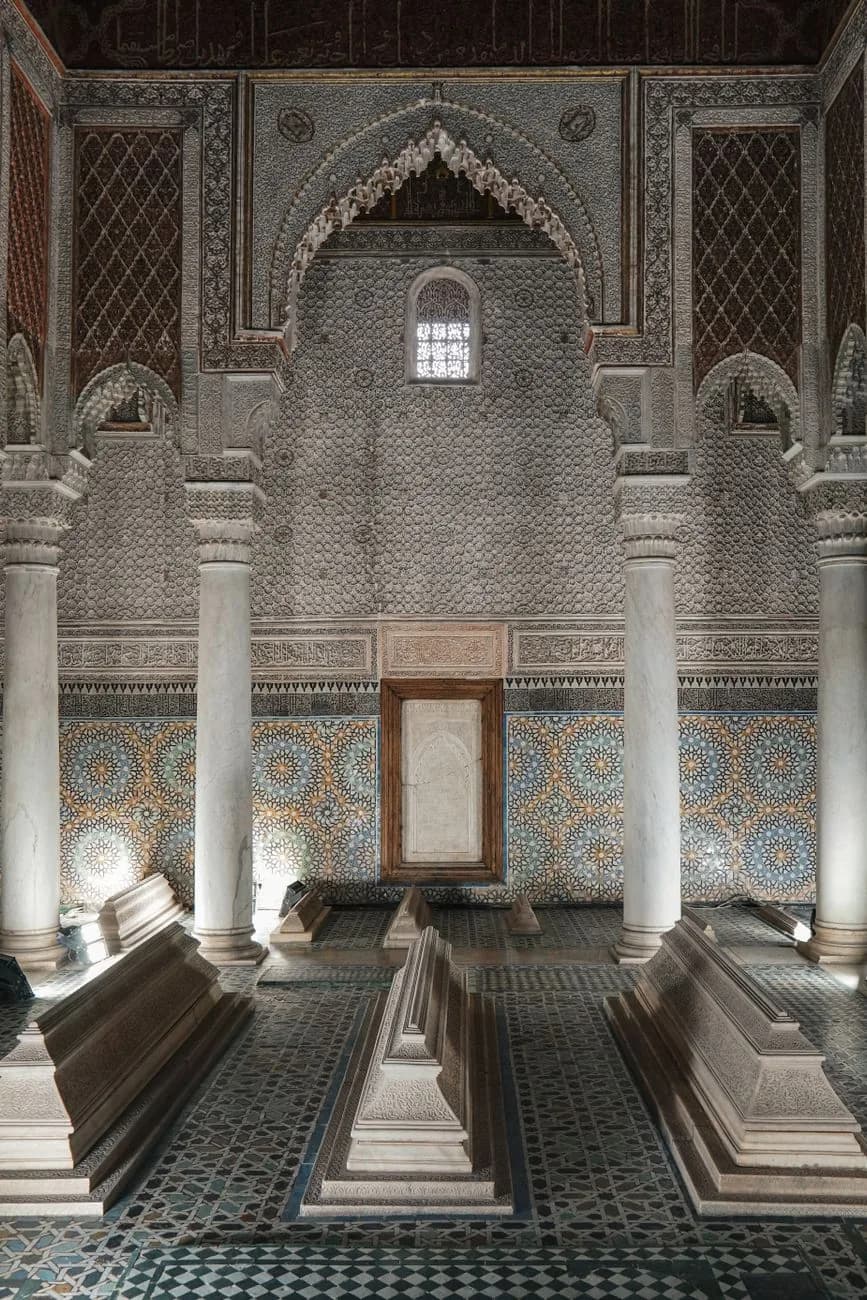 La salle des Douze Colonnes des Tombeaux Saadiens à Marrakech, colonnes de marbre blanc, stuc ciselé et cénotaphes sur sol de zellige