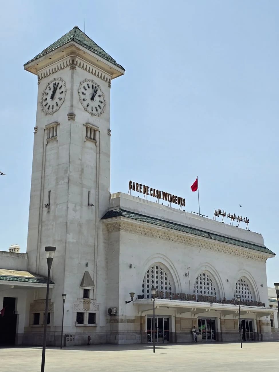 Tour de l'horloge et façade blanche de la gare de Casa Voyageurs à Casablanca, point de correspondance vers Al Boraq