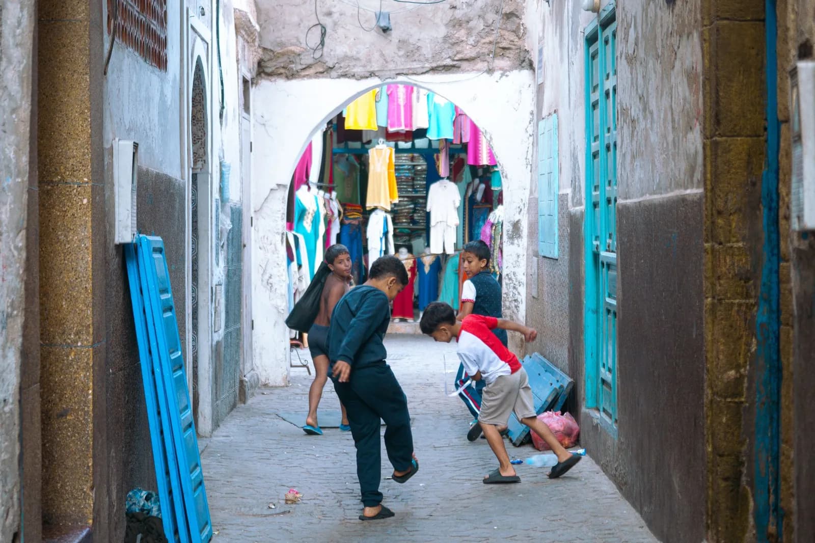 Enfants jouant dans une ruelle de la médina d'Essaouira au Maroc, vie de quartier au quotidien