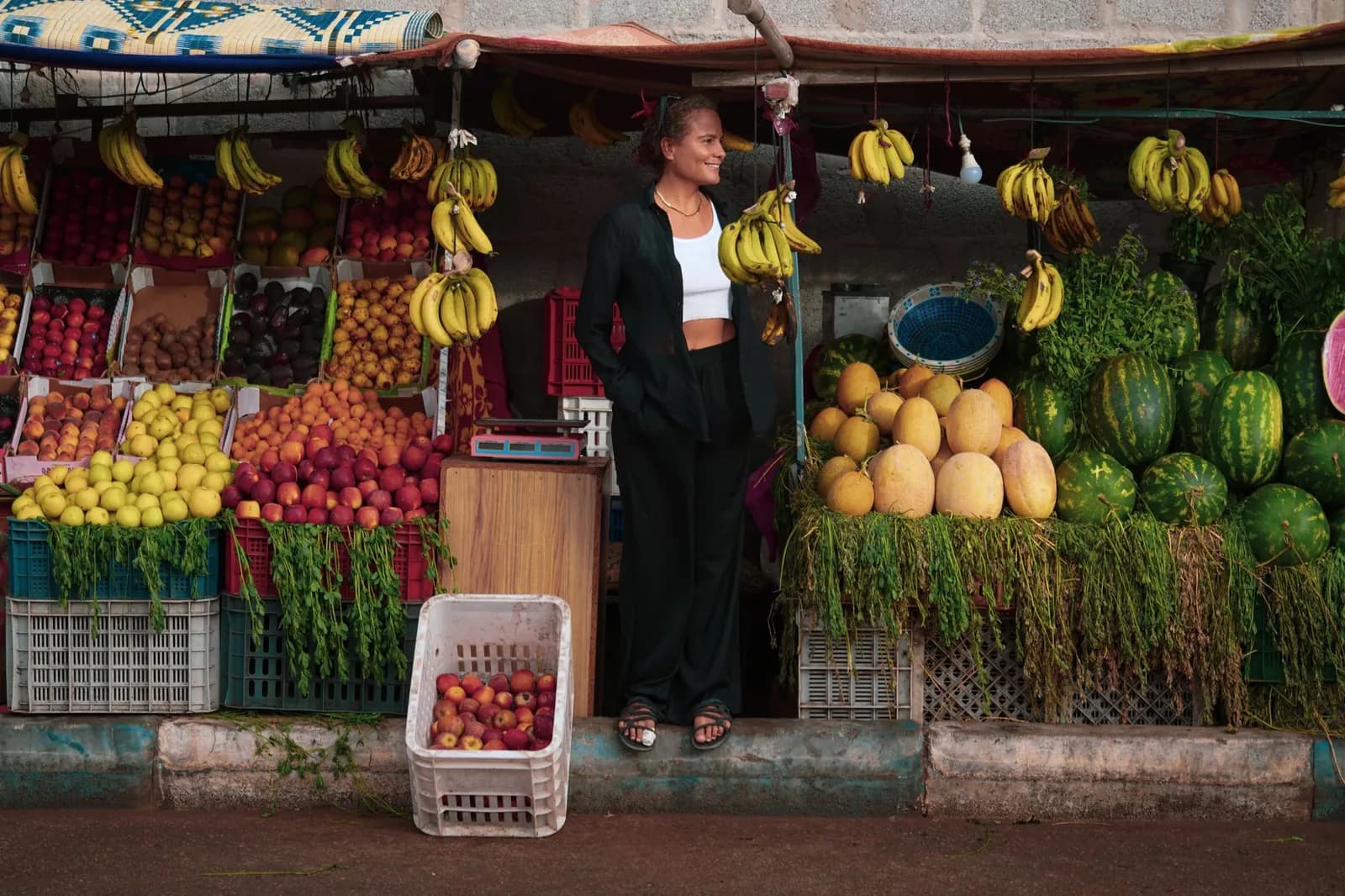 Étal de fruits et légumes d'un marché de quartier au Maroc, base du budget alimentaire des expatriés