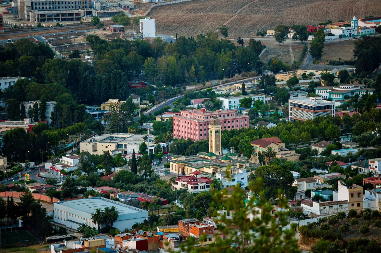 Quartiers résidentiels d'une ville marocaine étagés sur les collines au coucher du soleil