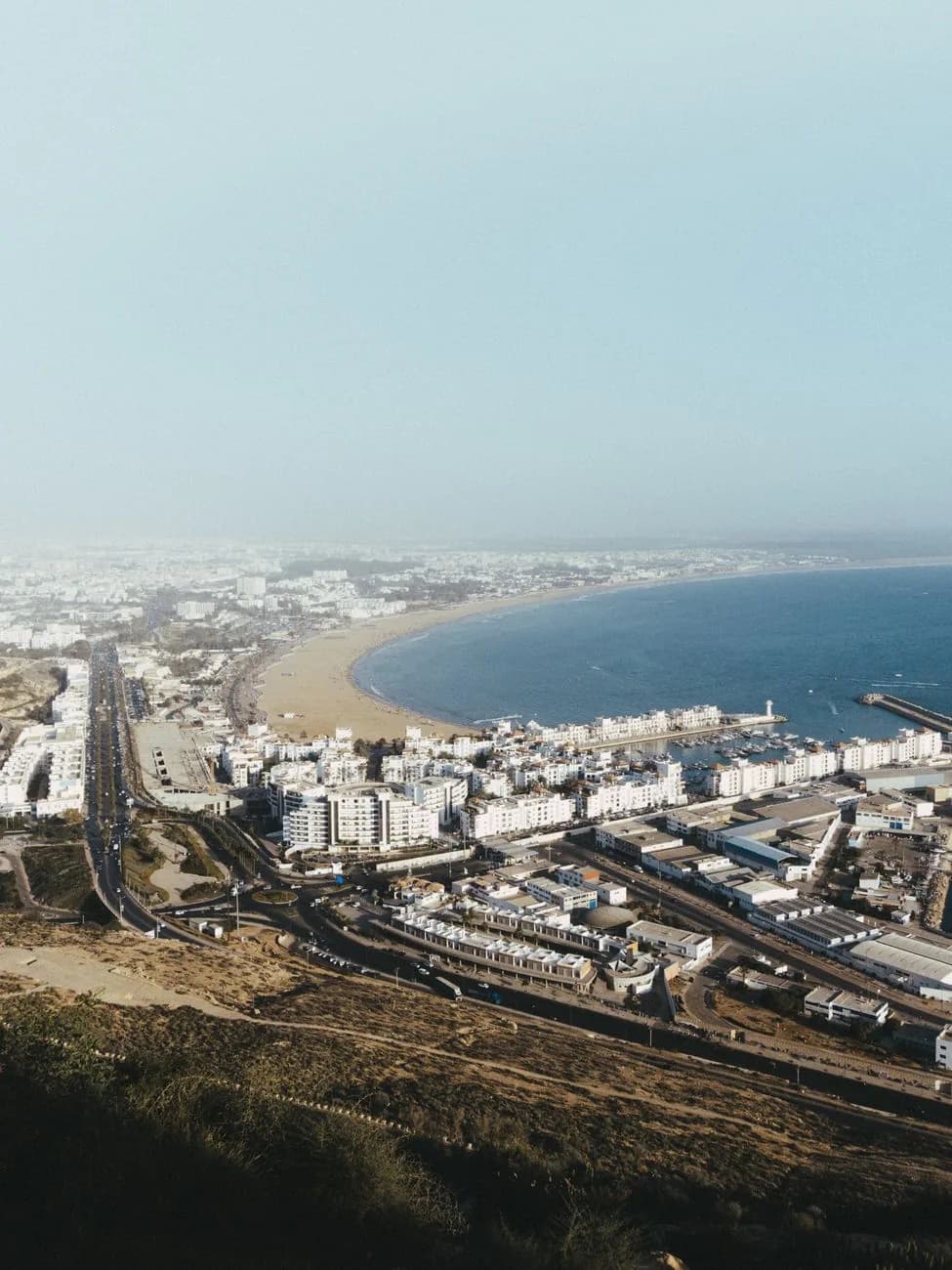 Vue aérienne du front de mer d'Agadir et de ses immeubles d'habitation au Maroc