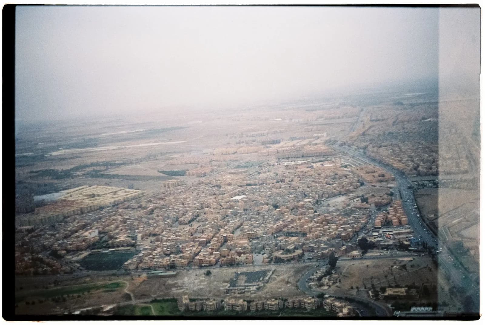 Marrakech vue depuis le hublot pendant l'approche de l'aéroport Ménara