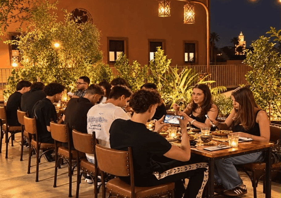 Visite de nuit de la médina de Marrakech avec dîner sur un toit-terrasse